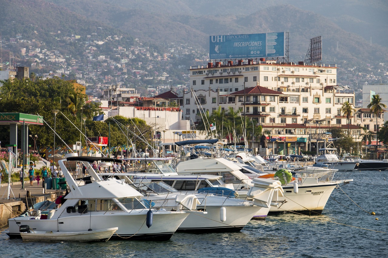 Stunning view of Acapulco boats and how city climbs up the mountain