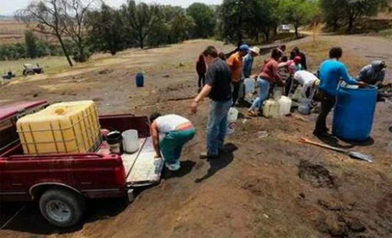 PHOTO: Fuel thieves filling fertilizer tank mounted on a pickup truck bed. File photo, Mexico News Daily